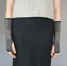 Load image into Gallery viewer, knit shepherd - fingerless mittens