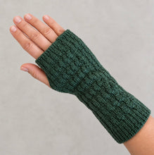 Load image into Gallery viewer, knit shepherd - cascade merino mittens
